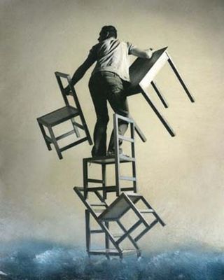 man op stoelen balancerend man op stoelen balancerend