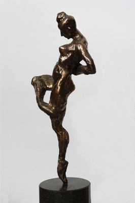 Alexandra Konstantinovna, Inzicht, 2015, brons, b17 x d19 x h40 cm Alexandra Konstantinovna, Inzicht, 2015, brons, b17 x d19 x h40 cm