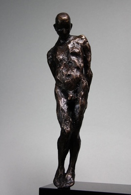 Alexandra Konstantinovna, Kwetsbaar, 2014, brons, b9 x d6 x h30 cm Alexandra Konstantinovna, Kwetsbaar, 2014, brons, b9 x d6 x h30 cm