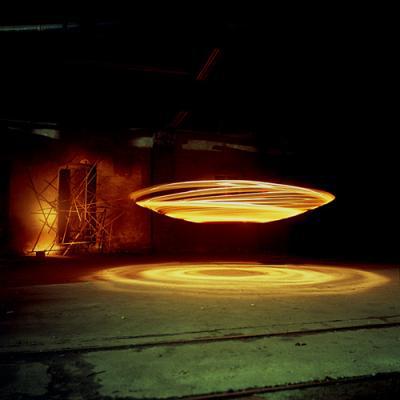 Slinger / Licht, ruimte en tijd vormen een drie-eenheid. Slinger / Licht, ruimte en tijd vormen een drie-eenheid.
